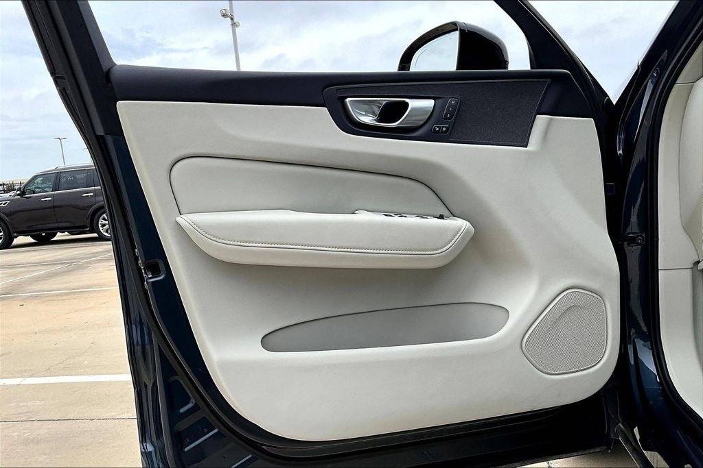 2024 Volvo XC60 Recharge Plug-In Hybrid T8 Plus Dark Theme