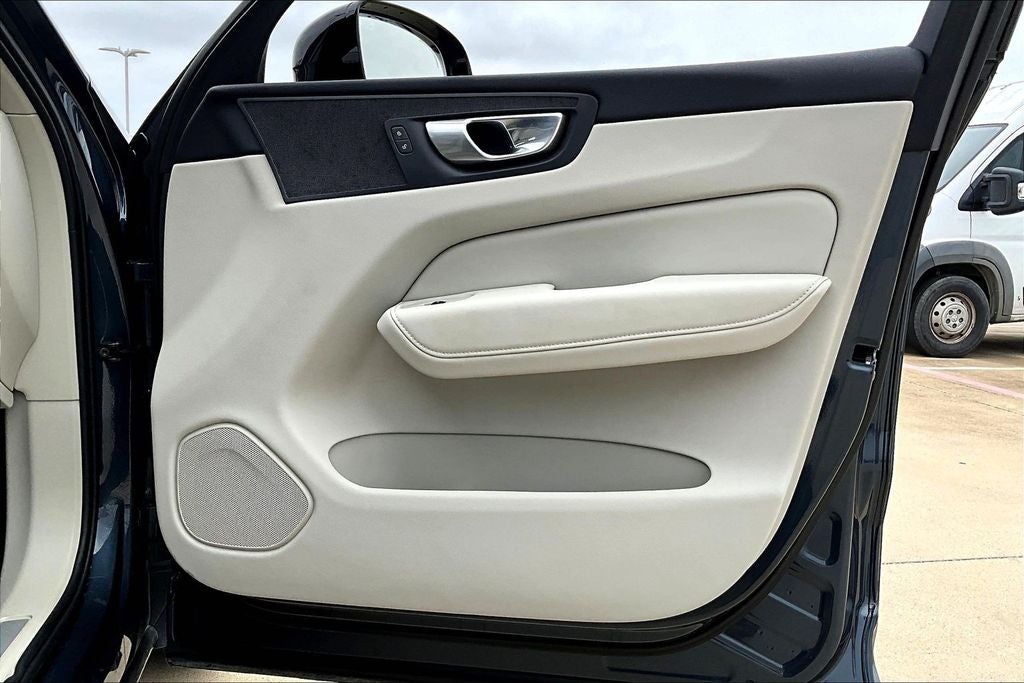 2024 Volvo XC60 Recharge Plug-In Hybrid T8 Plus Dark Theme