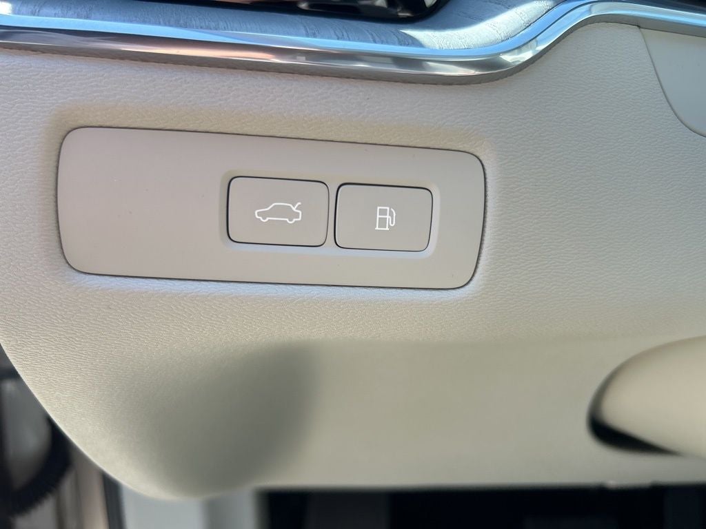 2025 Volvo XC60 Plug-In Hybrid T8 Plus