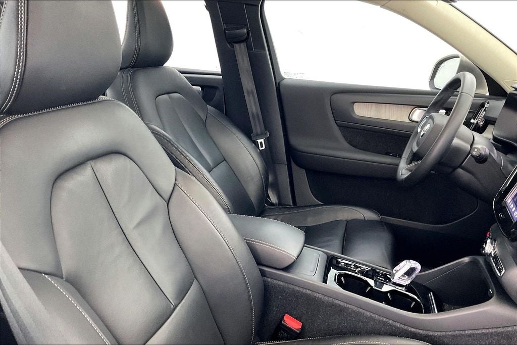 2023 Volvo XC40 B4 Plus Bright Theme