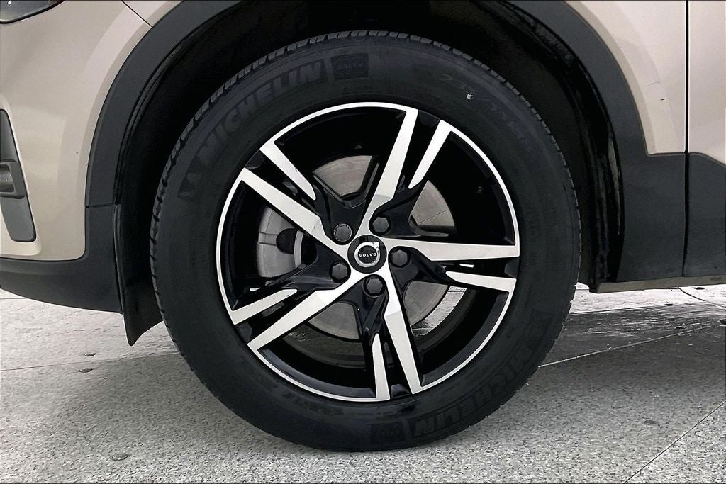 2023 Volvo XC40 B4 Plus Bright Theme