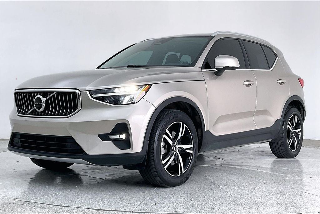 2023 Volvo XC40 B4 Plus Bright Theme