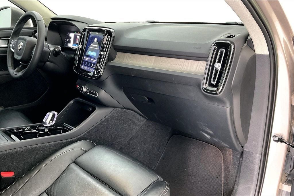 2023 Volvo XC40 B4 Plus Bright Theme