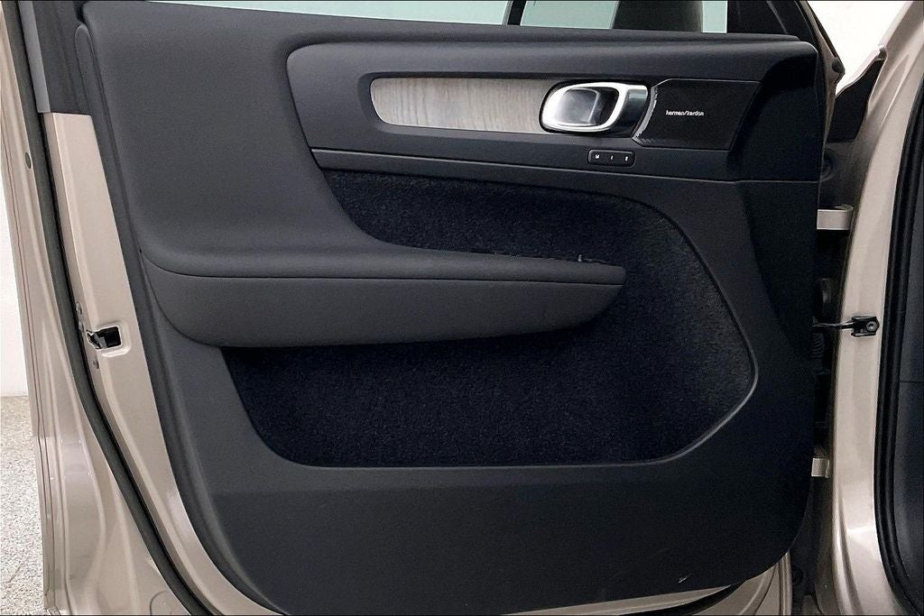 2023 Volvo XC40 B4 Plus Bright Theme