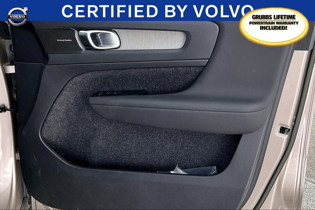 2023 Volvo XC40 B4 Plus Bright Theme