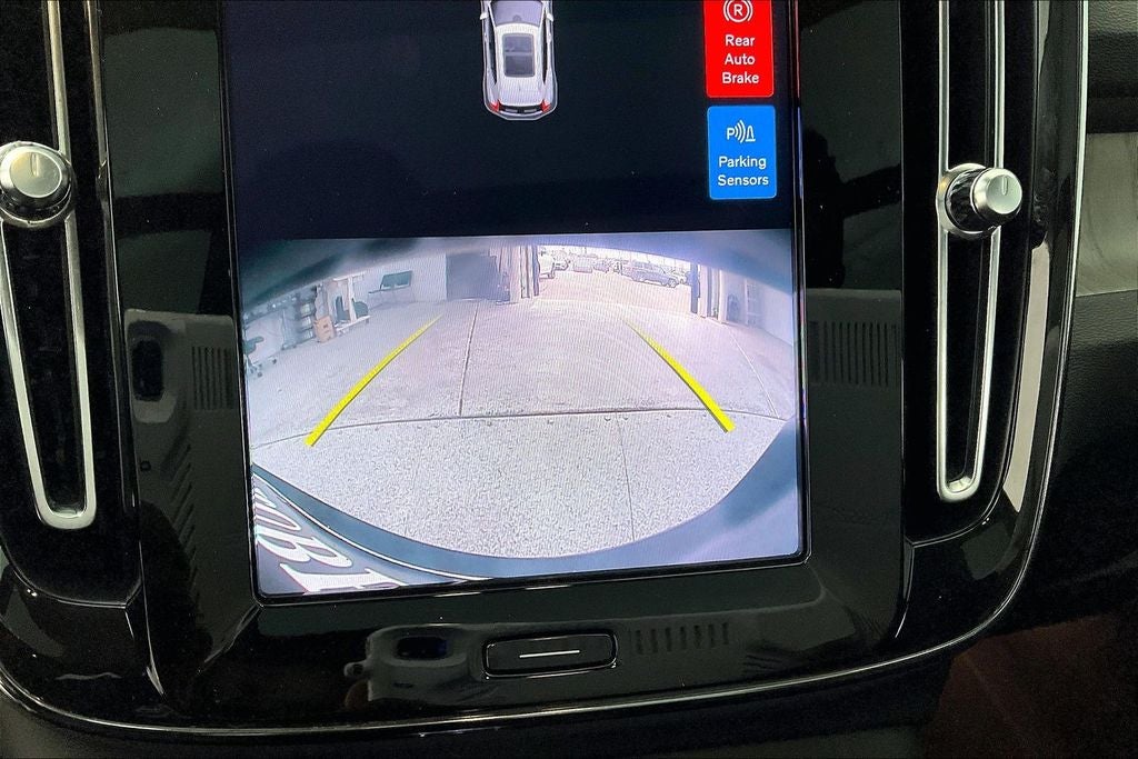 2023 Volvo XC40 B4 Plus Bright Theme