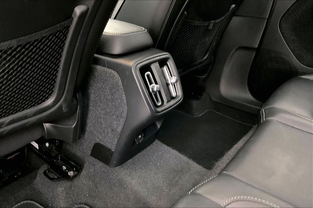 2023 Volvo XC40 B4 Plus Bright Theme