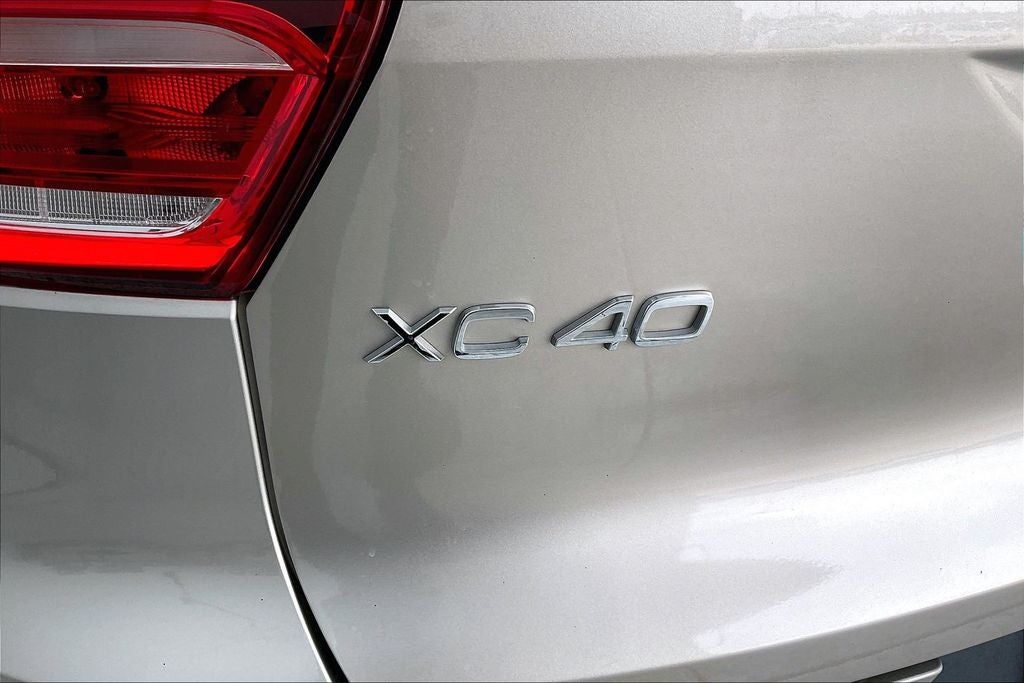 2023 Volvo XC40 B4 Plus Bright Theme