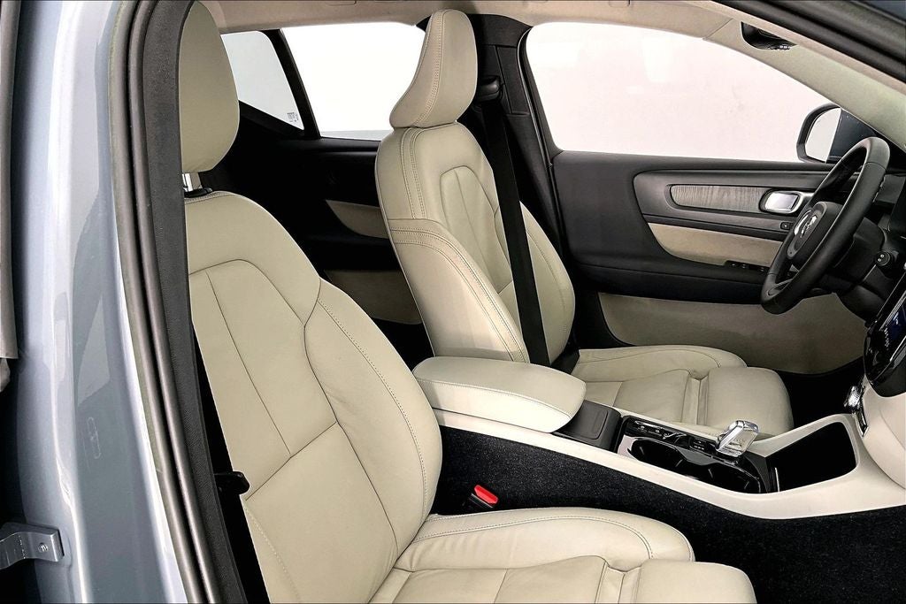 2023 Volvo XC40 B4 Plus Bright Theme