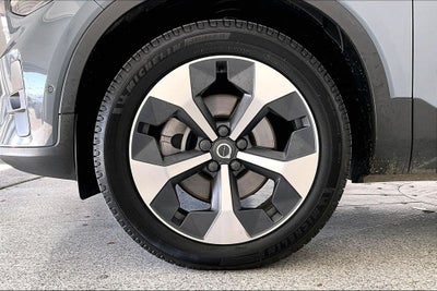 2023 Volvo XC40 B4 Plus Bright Theme