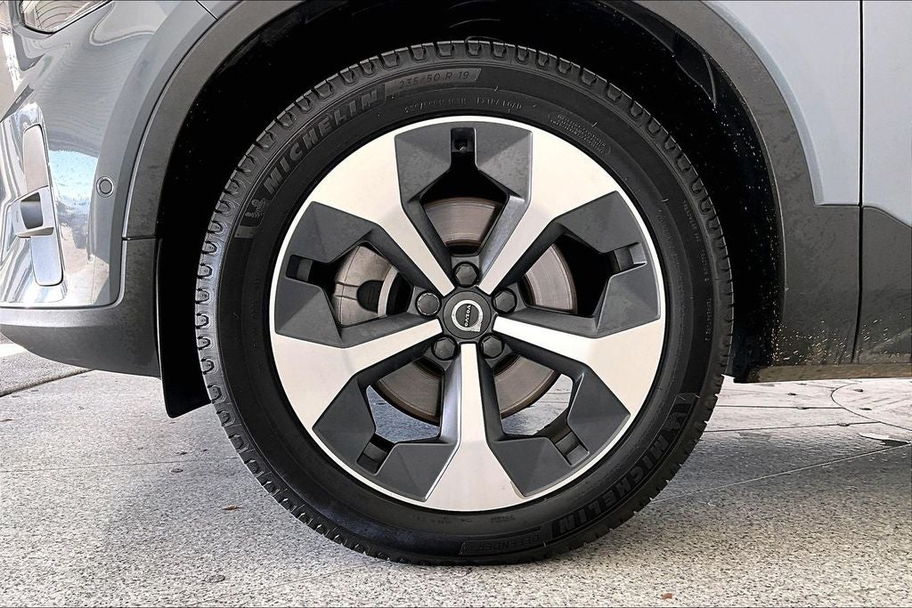 2023 Volvo XC40 B4 Plus Bright Theme