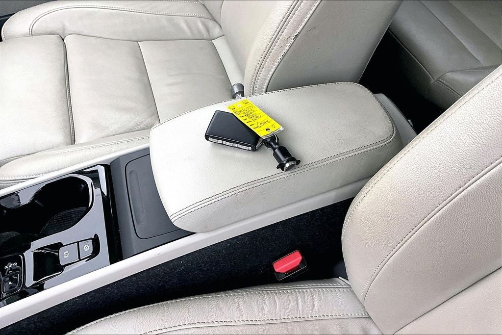 2023 Volvo XC40 B4 Plus Bright Theme