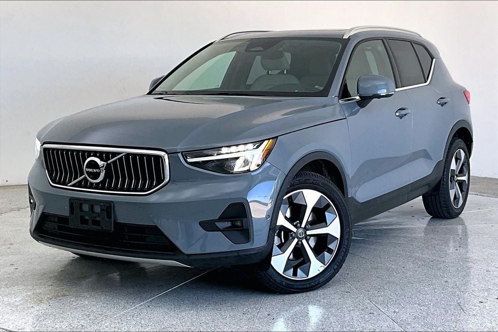 2023 Volvo XC40 B4 Plus Bright Theme