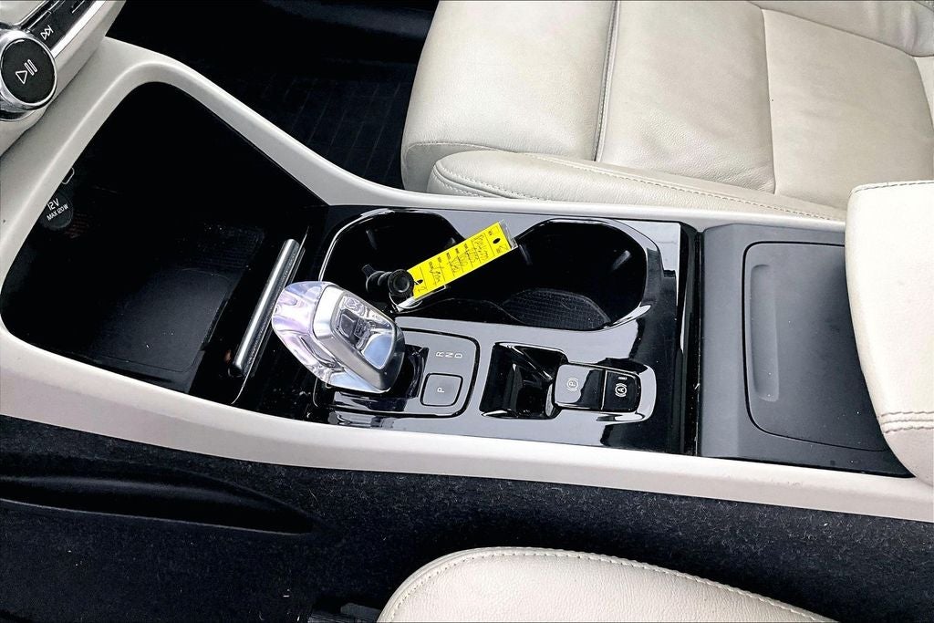 2023 Volvo XC40 B4 Plus Bright Theme