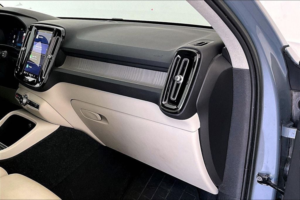 2023 Volvo XC40 B4 Plus Bright Theme