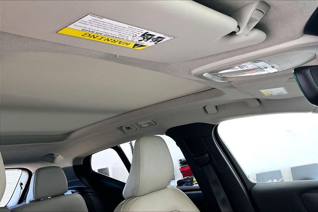 2023 Volvo XC40 B4 Plus Bright Theme