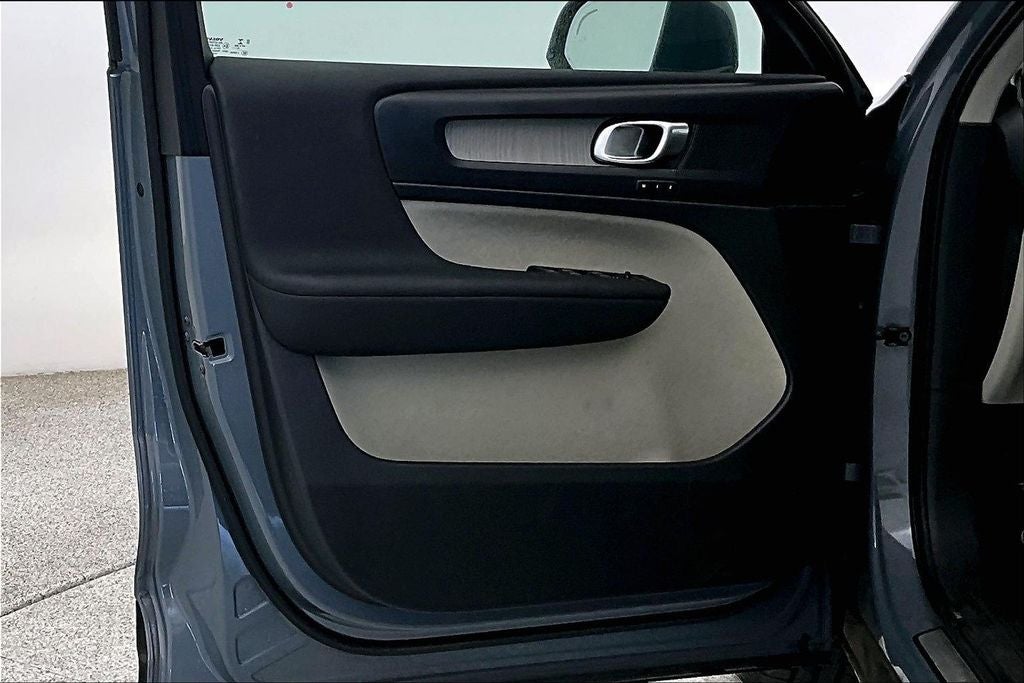 2023 Volvo XC40 B4 Plus Bright Theme