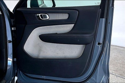 2023 Volvo XC40 B4 Plus Bright Theme