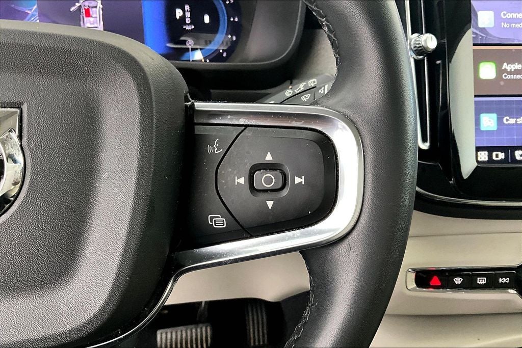 2023 Volvo XC40 B4 Plus Bright Theme