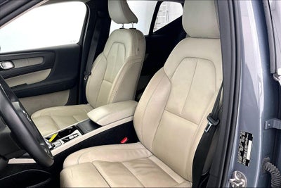 2023 Volvo XC40 B4 Plus Bright Theme