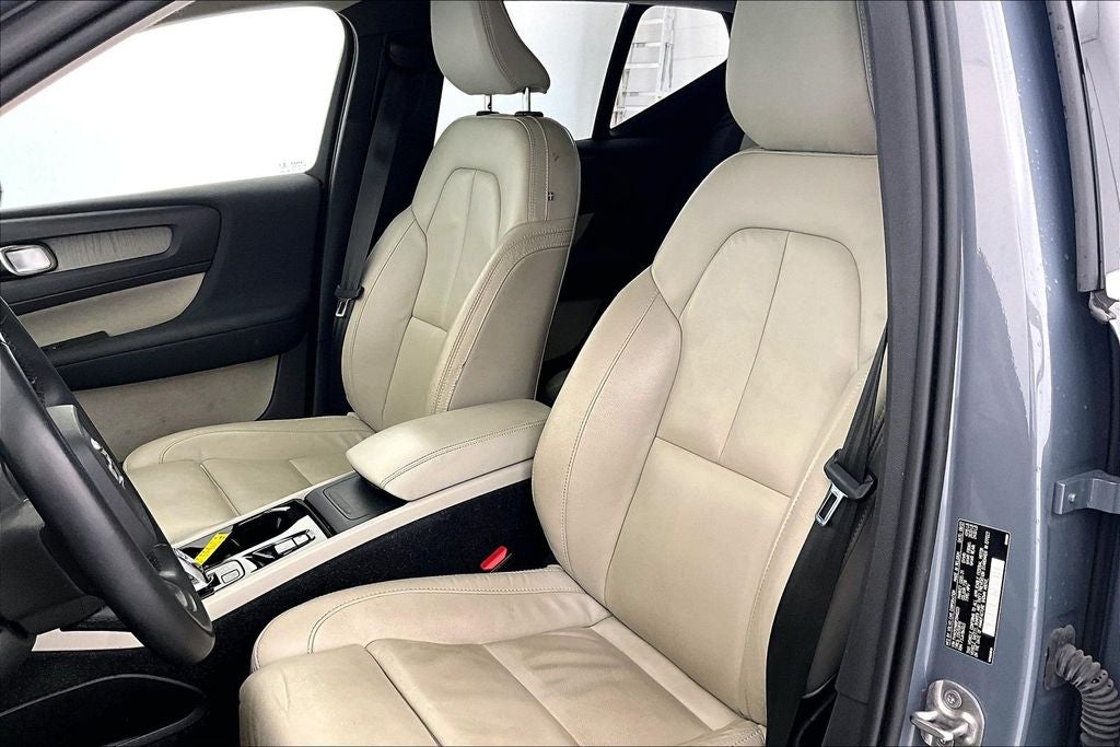 2023 Volvo XC40 B4 Plus Bright Theme