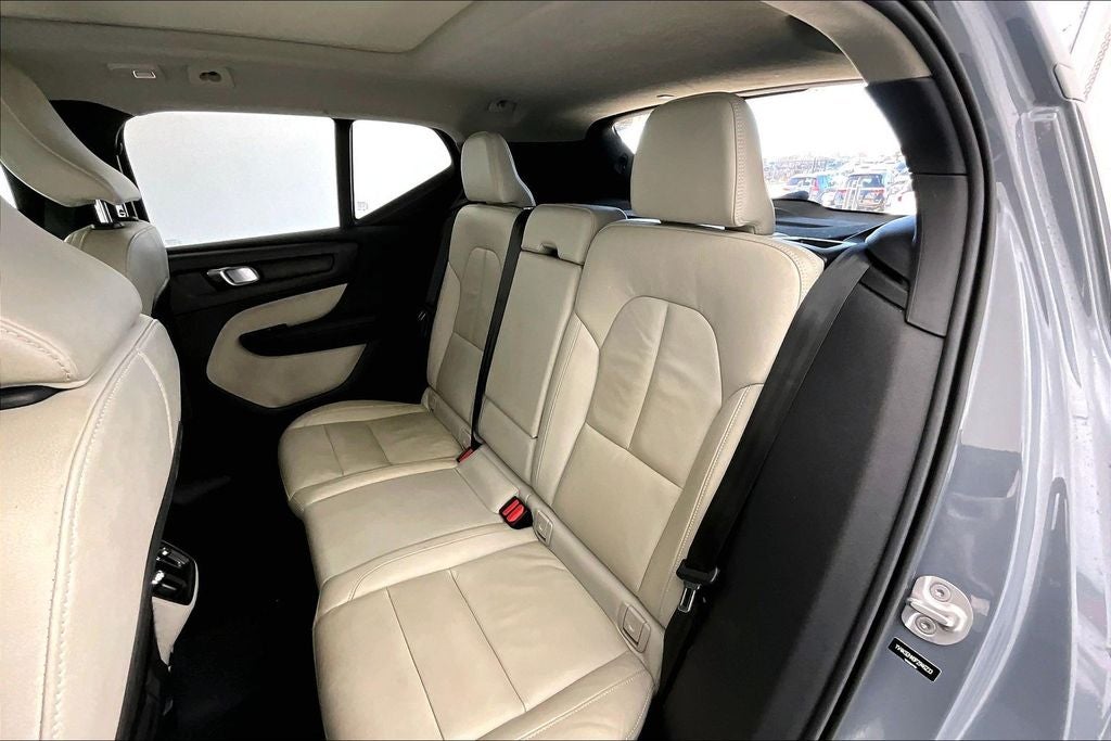 2023 Volvo XC40 B4 Plus Bright Theme