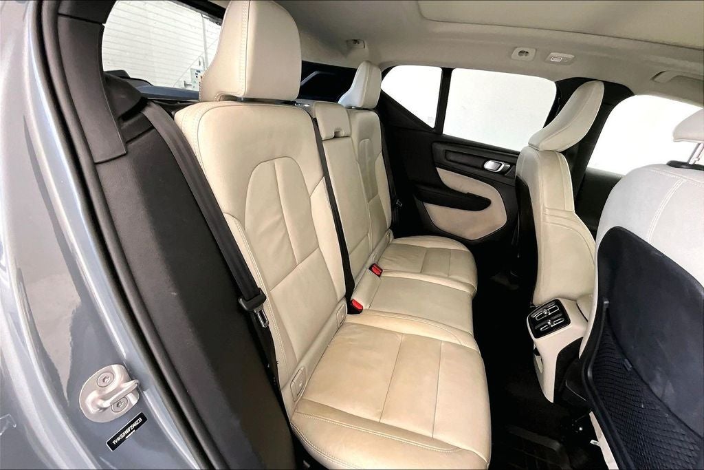 2023 Volvo XC40 B4 Plus Bright Theme