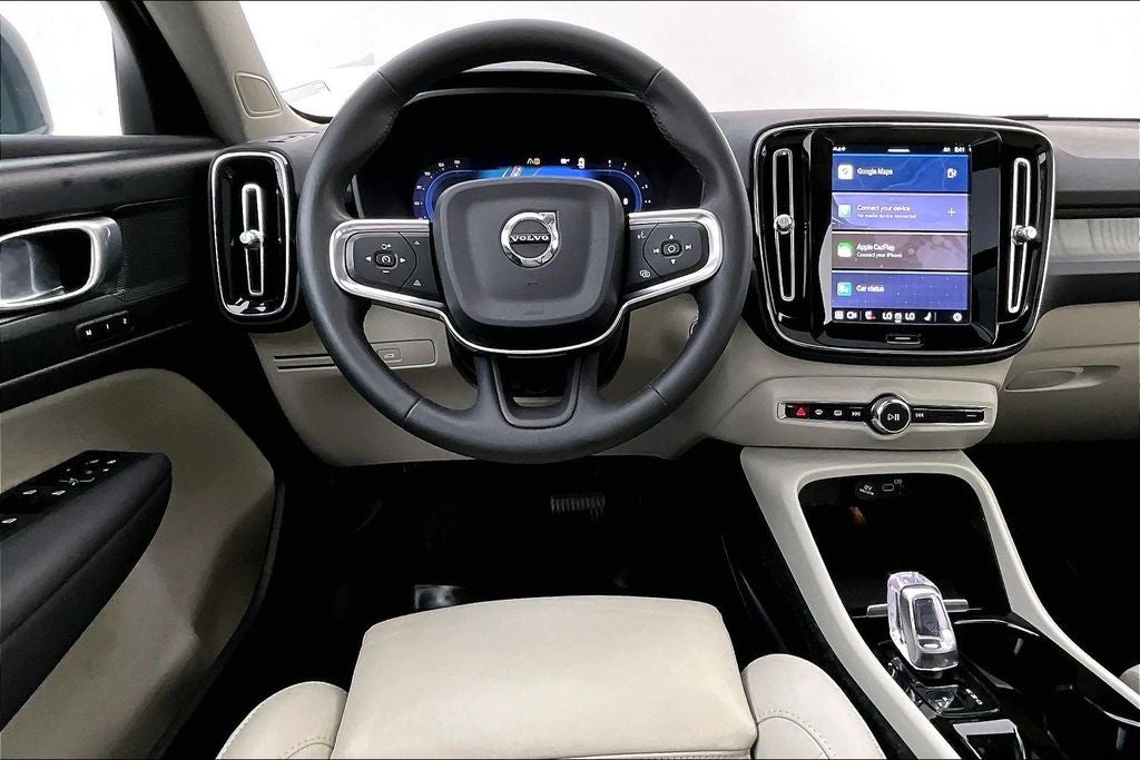 2023 Volvo XC40 B4 Plus Bright Theme