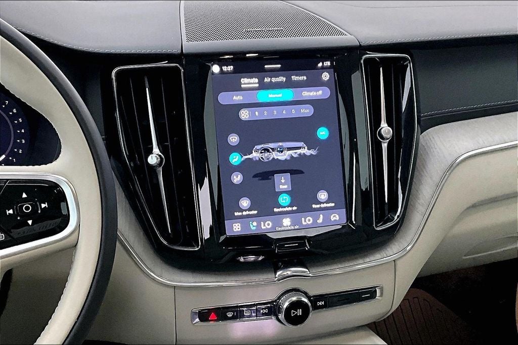 2023 Volvo XC60 B5 Ultimate Bright Theme