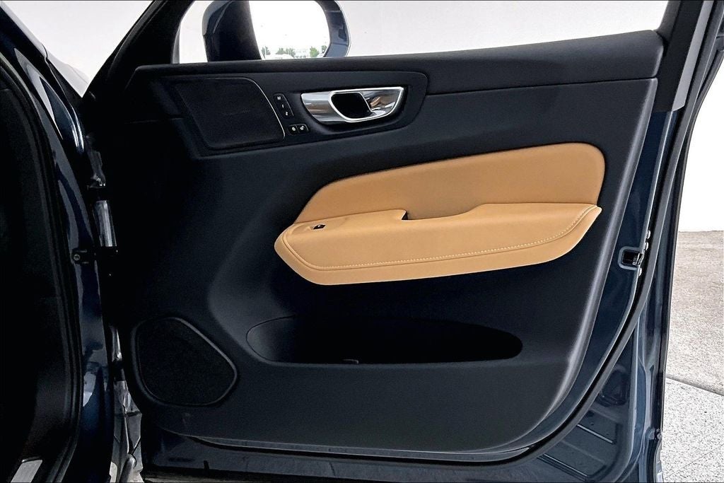 2023 Volvo XC60 B5 Ultimate Bright Theme