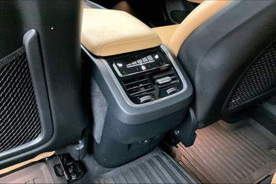 2023 Volvo XC60 B5 Ultimate Bright Theme