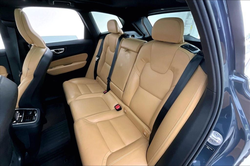 2023 Volvo XC60 B5 Ultimate Bright Theme