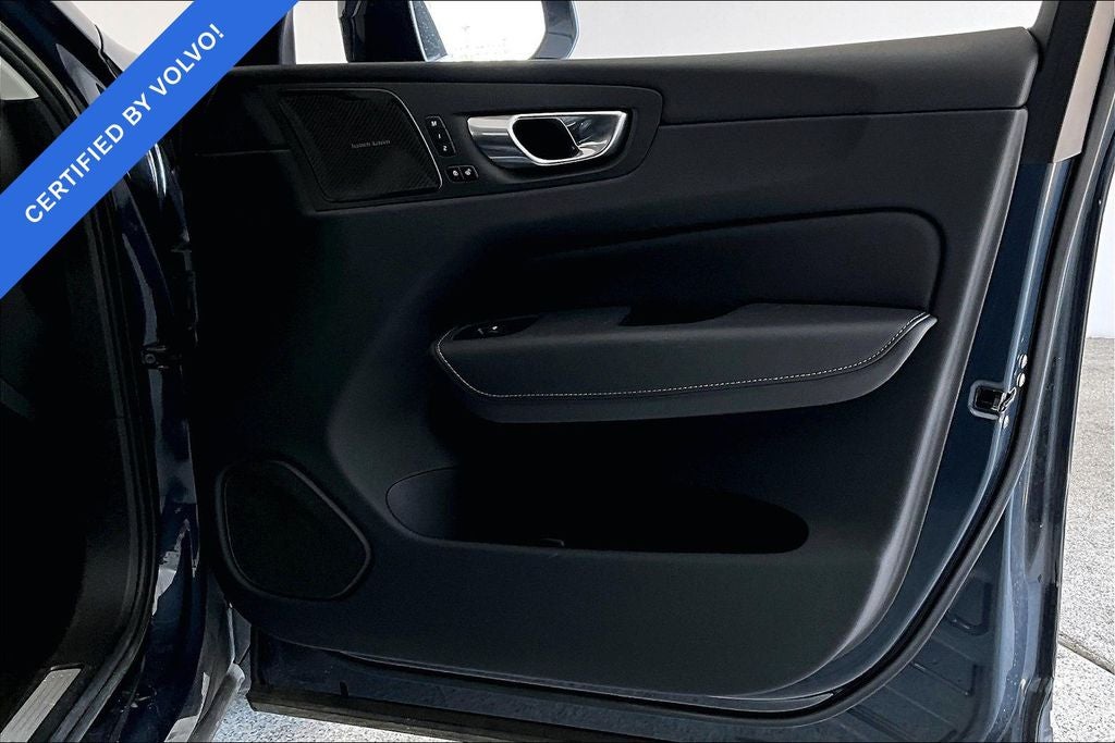 2023 Volvo XC60 B5 Ultimate Bright Theme
