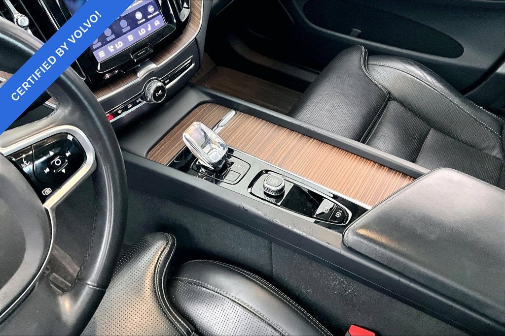 2023 Volvo XC60 B5 Ultimate Bright Theme