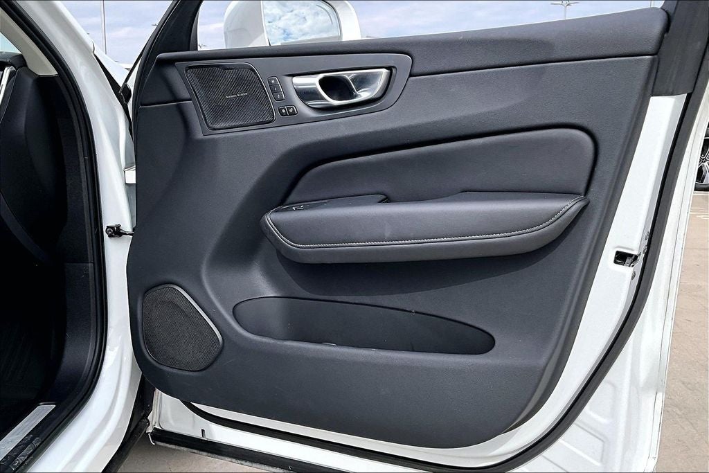 2023 Volvo XC60 B5 Ultimate Bright Theme