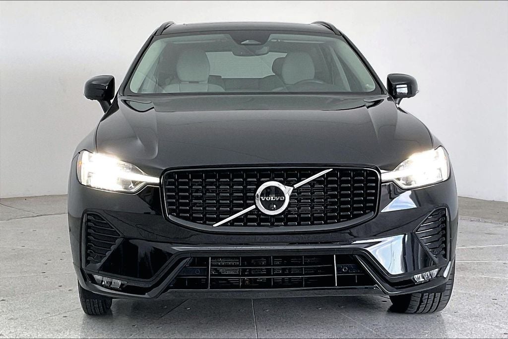2023 Volvo XC60 B5 Plus Dark Theme