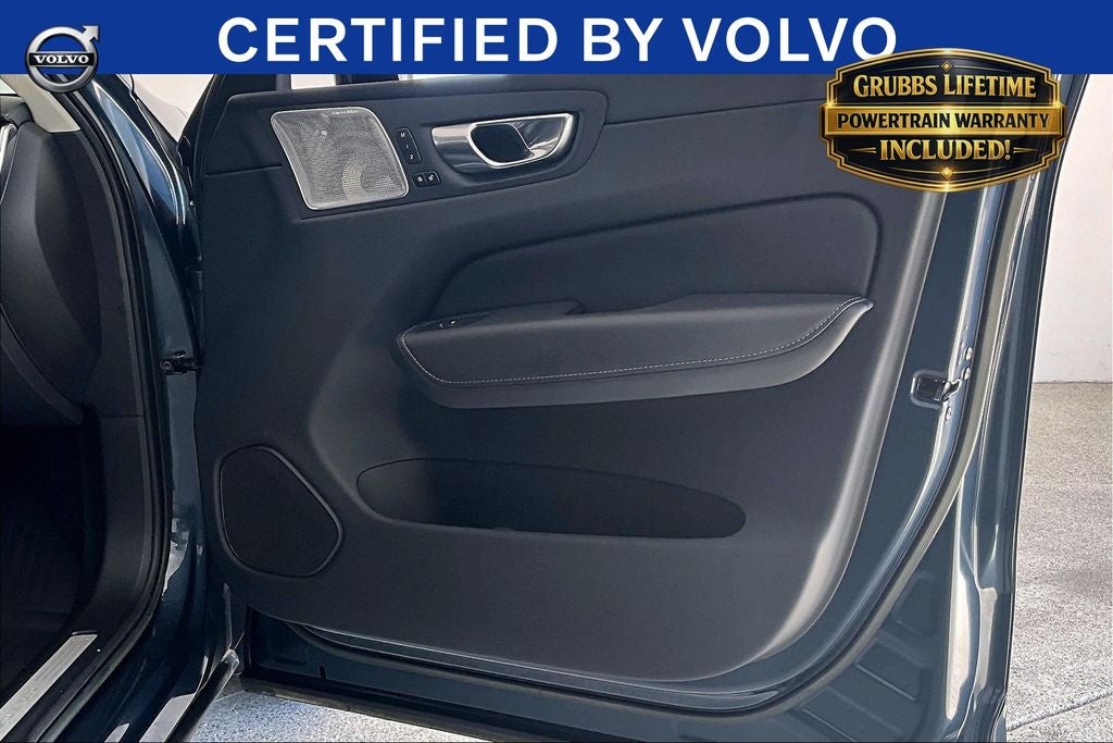2023 Volvo XC60 B5 Ultimate Dark Theme