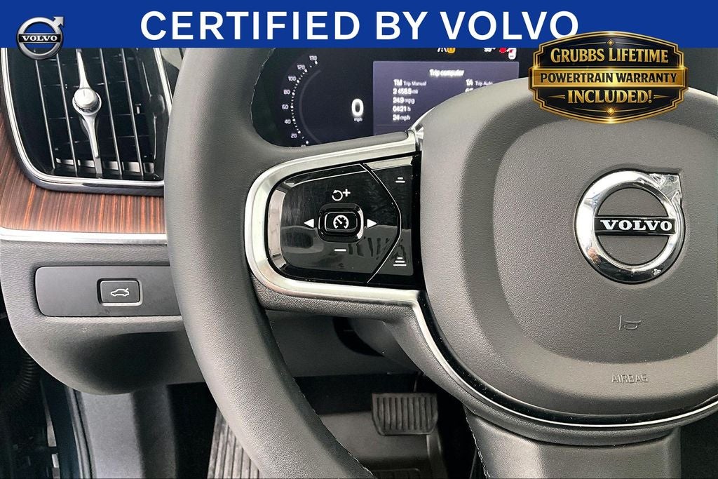 2023 Volvo XC60 B5 Ultimate Dark Theme