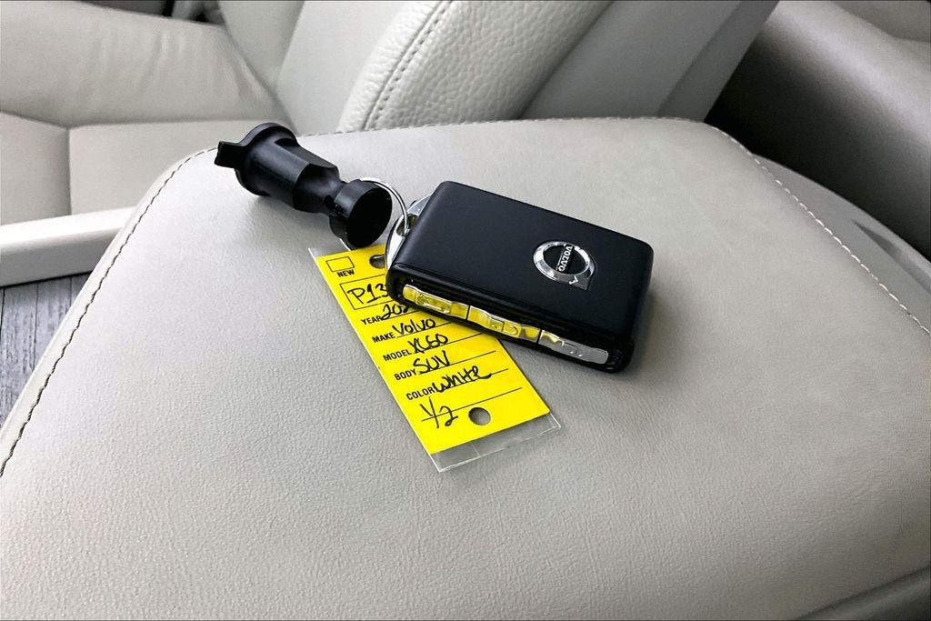 2023 Volvo XC60 B5 Plus Bright Theme
