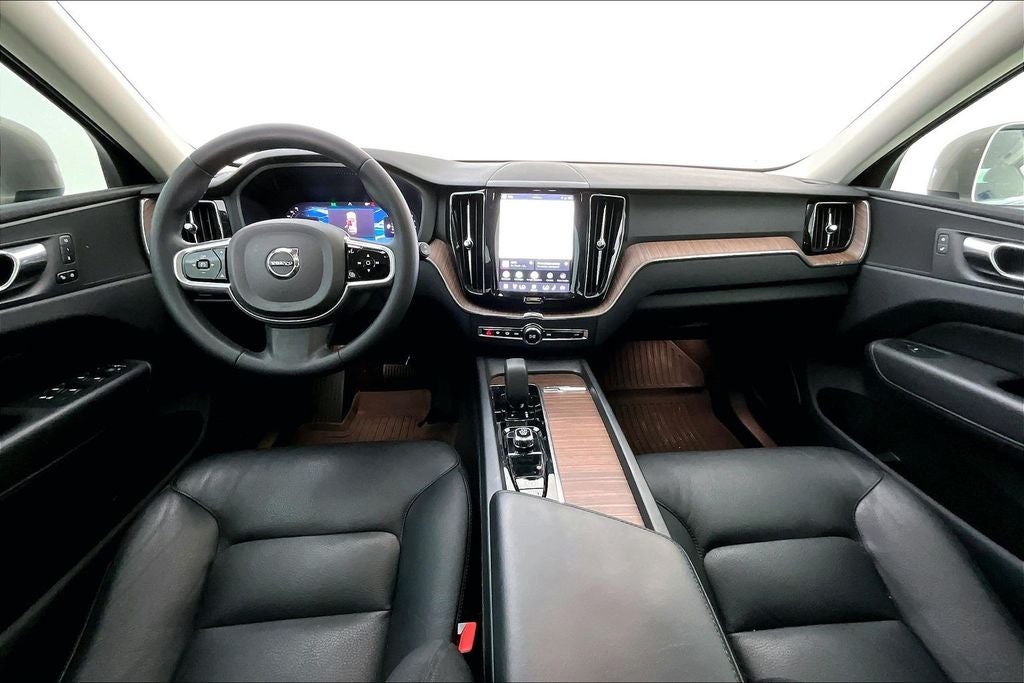2023 Volvo XC60 B5 Plus Bright Theme