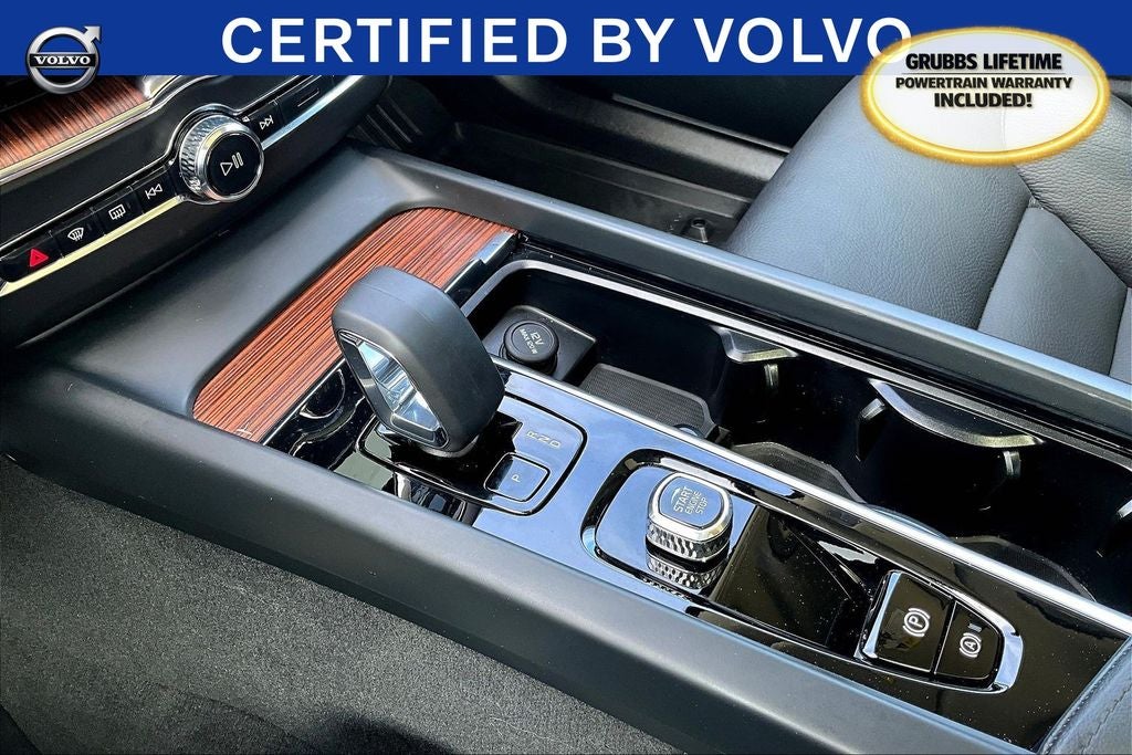 2023 Volvo XC60 B5 Plus Dark Theme