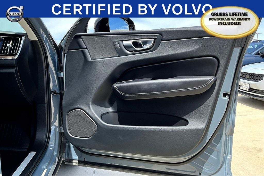 2023 Volvo XC60 B5 Plus Dark Theme