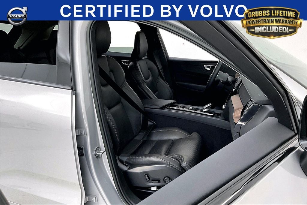 2023 Volvo XC60 B5 Ultimate Dark Theme