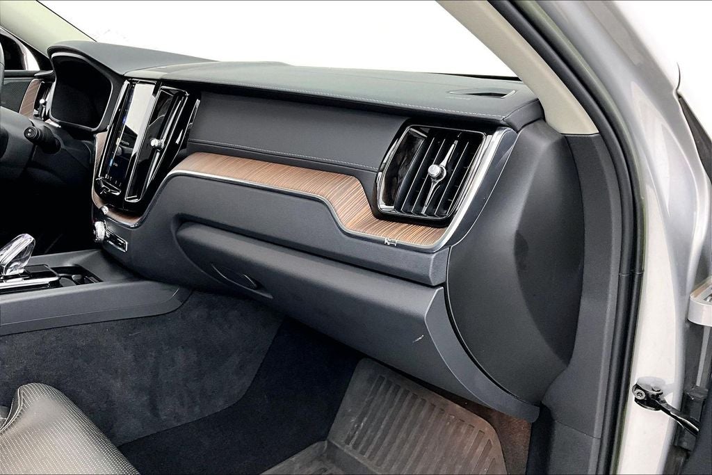 2023 Volvo XC60 B5 Ultimate Dark Theme