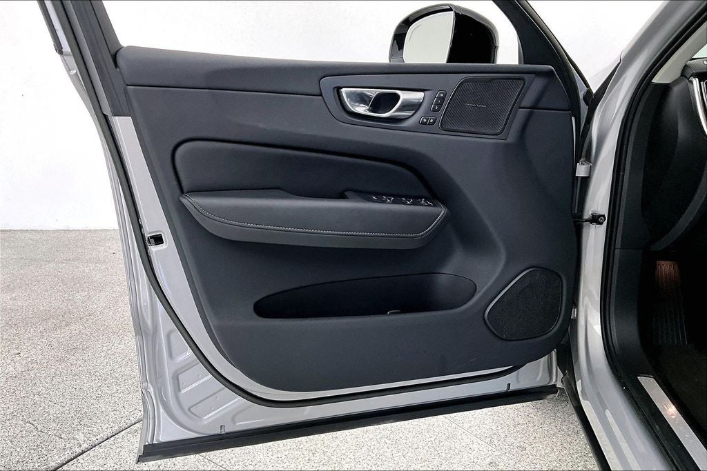 2023 Volvo XC60 B5 Ultimate Dark Theme