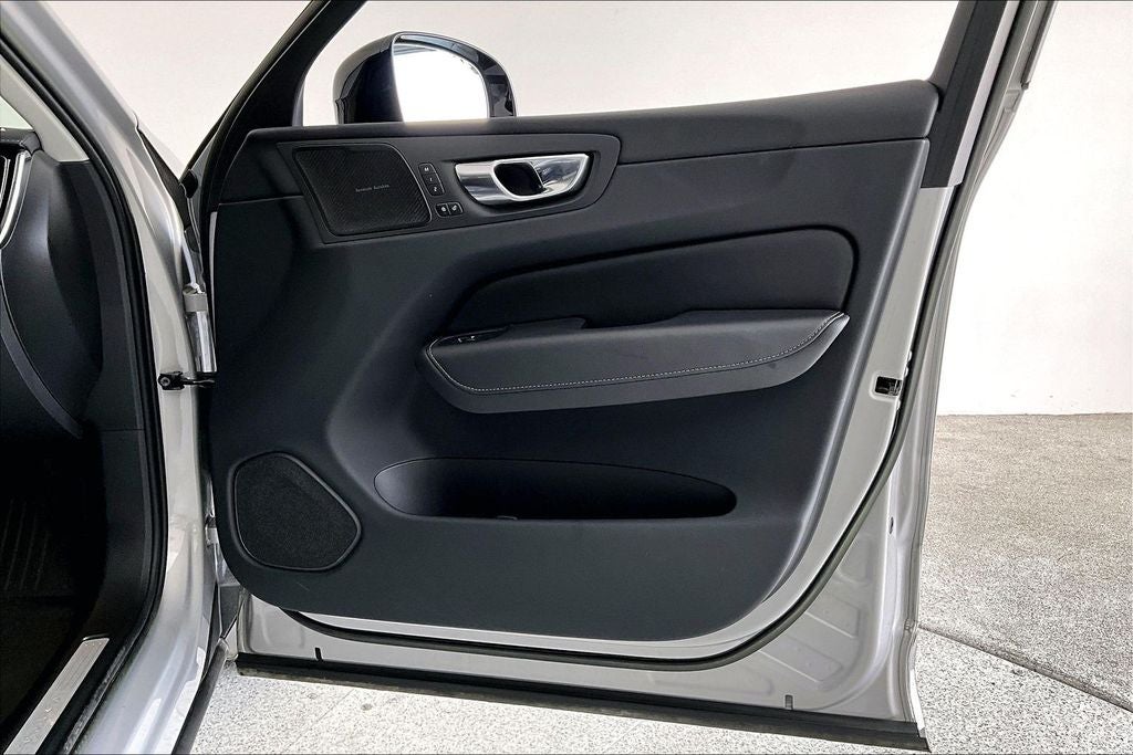 2023 Volvo XC60 B5 Ultimate Dark Theme