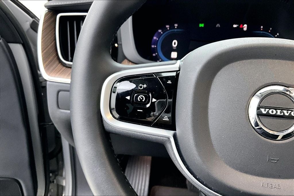 2023 Volvo XC60 B5 Ultimate Dark Theme