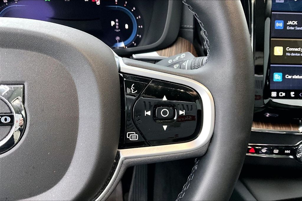 2023 Volvo XC60 B5 Ultimate Dark Theme