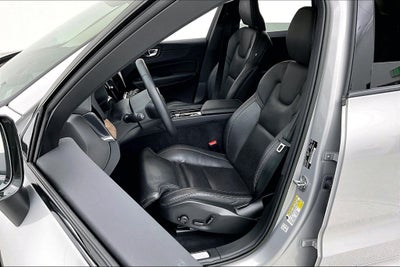 2023 Volvo XC60 B5 Ultimate Dark Theme