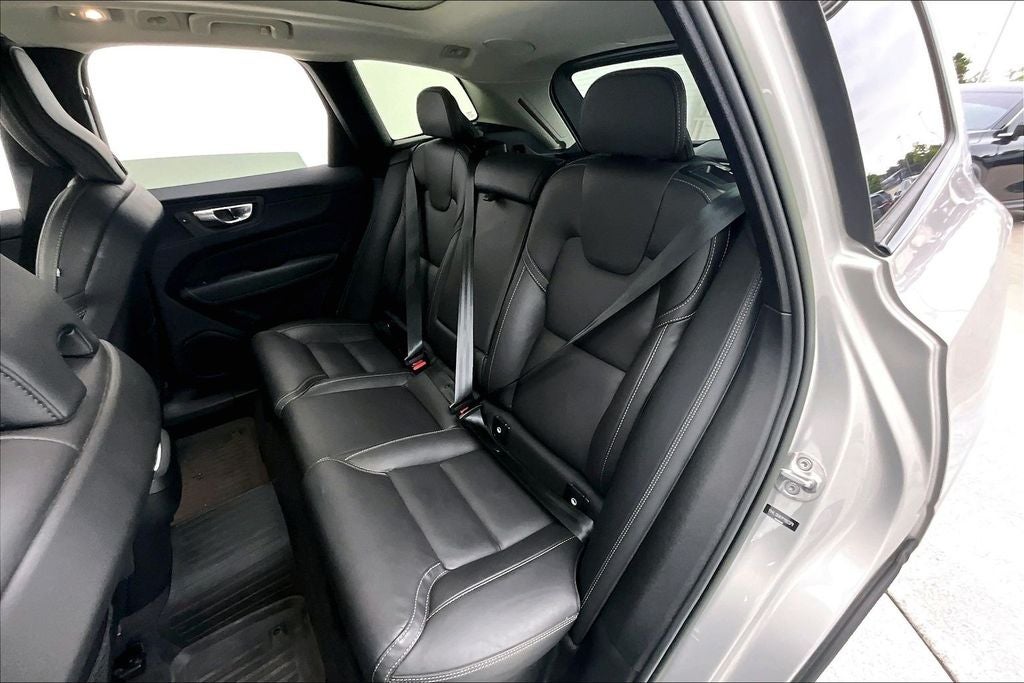 2023 Volvo XC60 B5 Ultimate Dark Theme